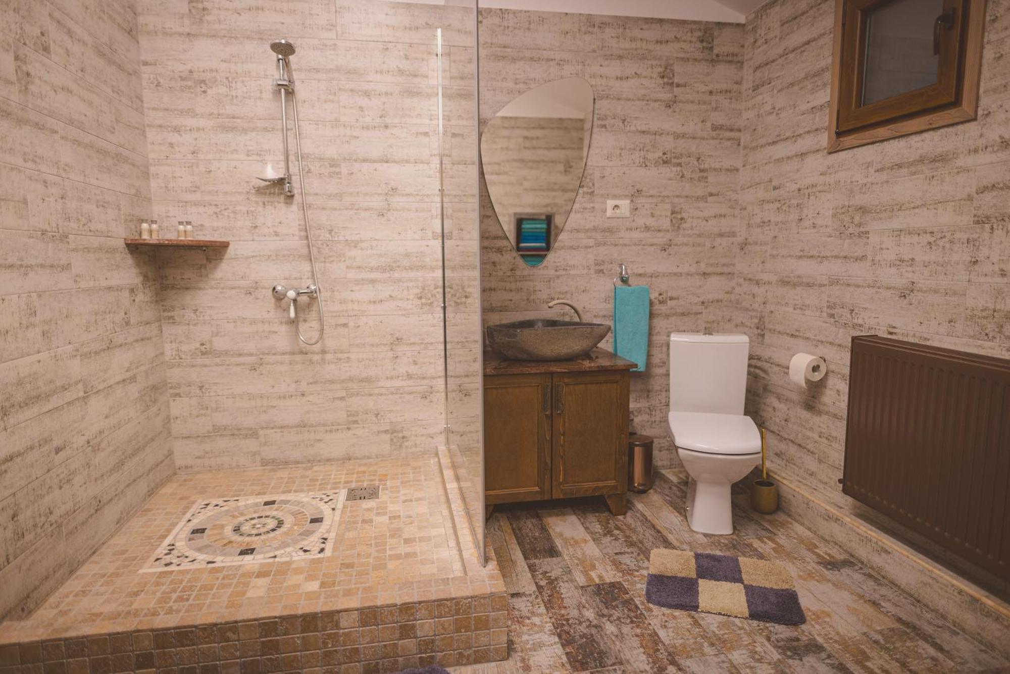 Madison Lake Villa Балотещи Екстериор снимка