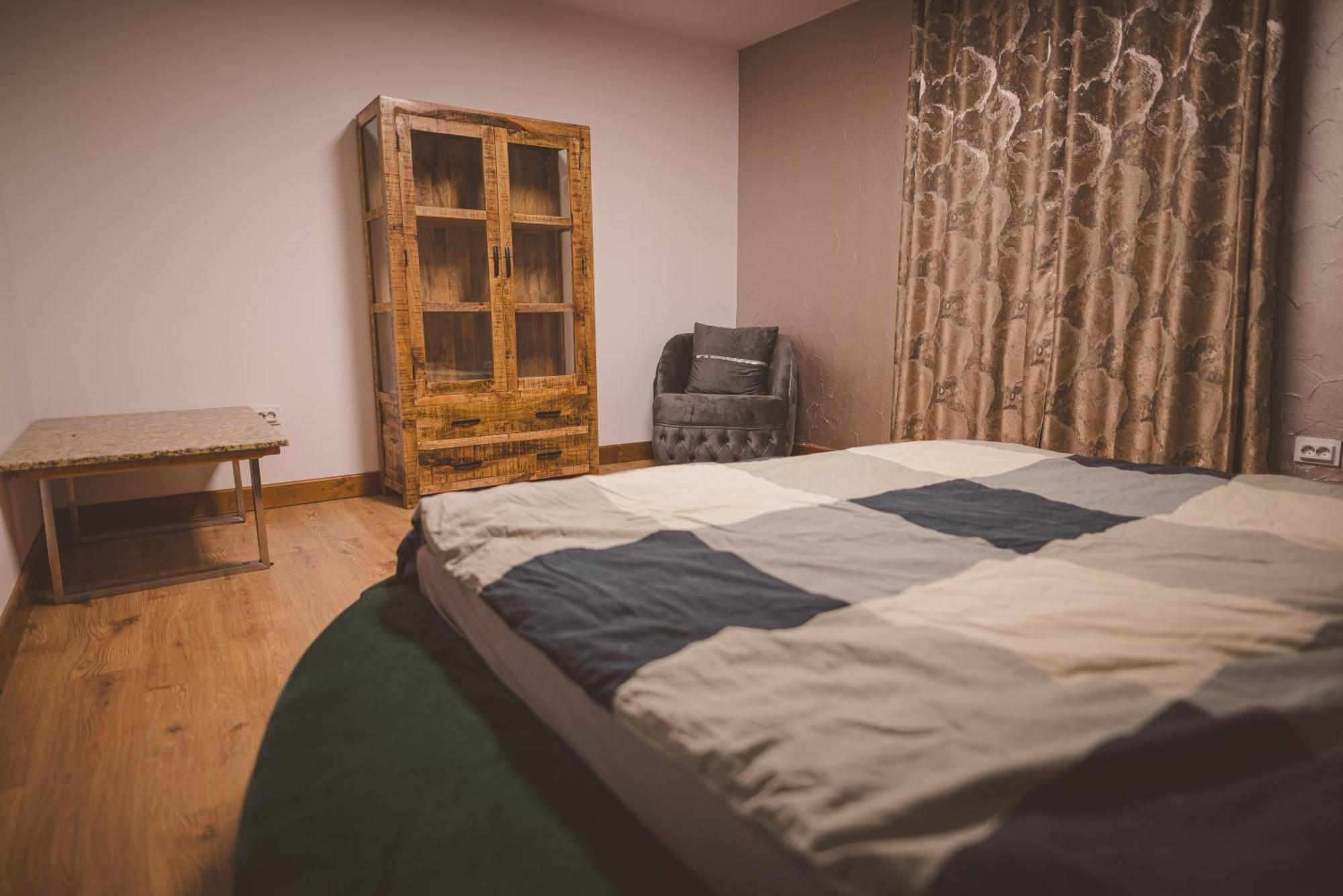 Madison Lake Villa Балотещи Екстериор снимка