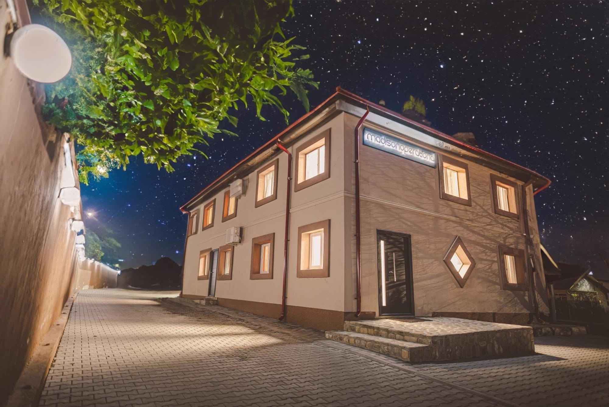 Madison Lake Villa Балотещи Екстериор снимка