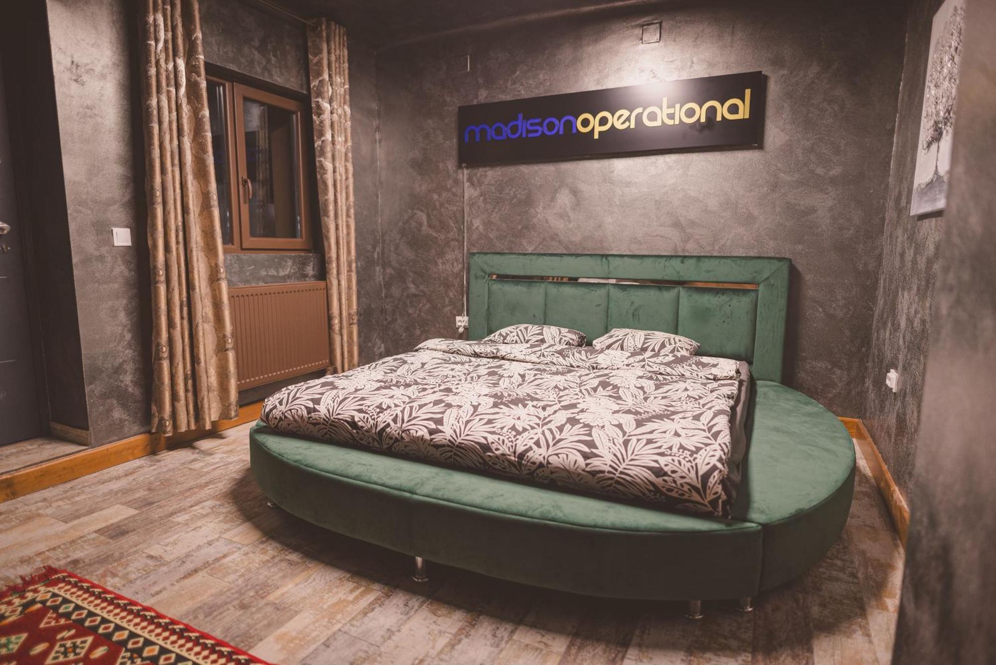 Madison Lake Villa Балотещи Екстериор снимка