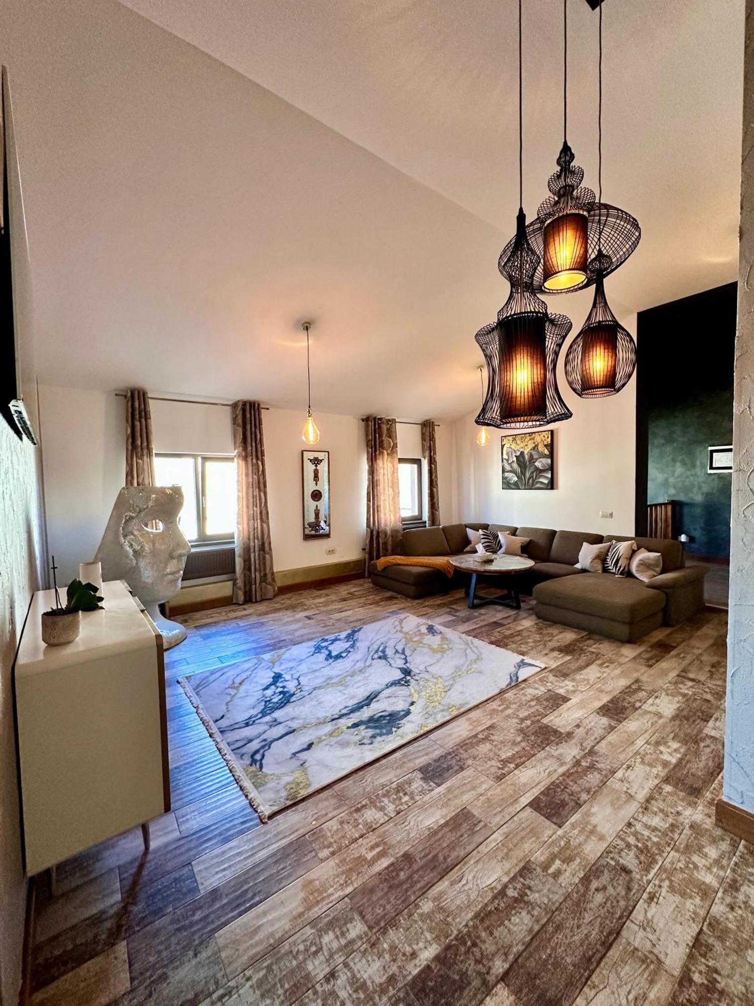 Madison Lake Villa Балотещи Екстериор снимка