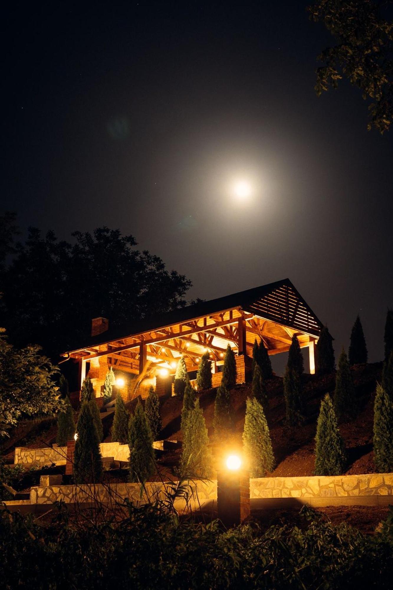 Madison Lake Villa Балотещи Екстериор снимка