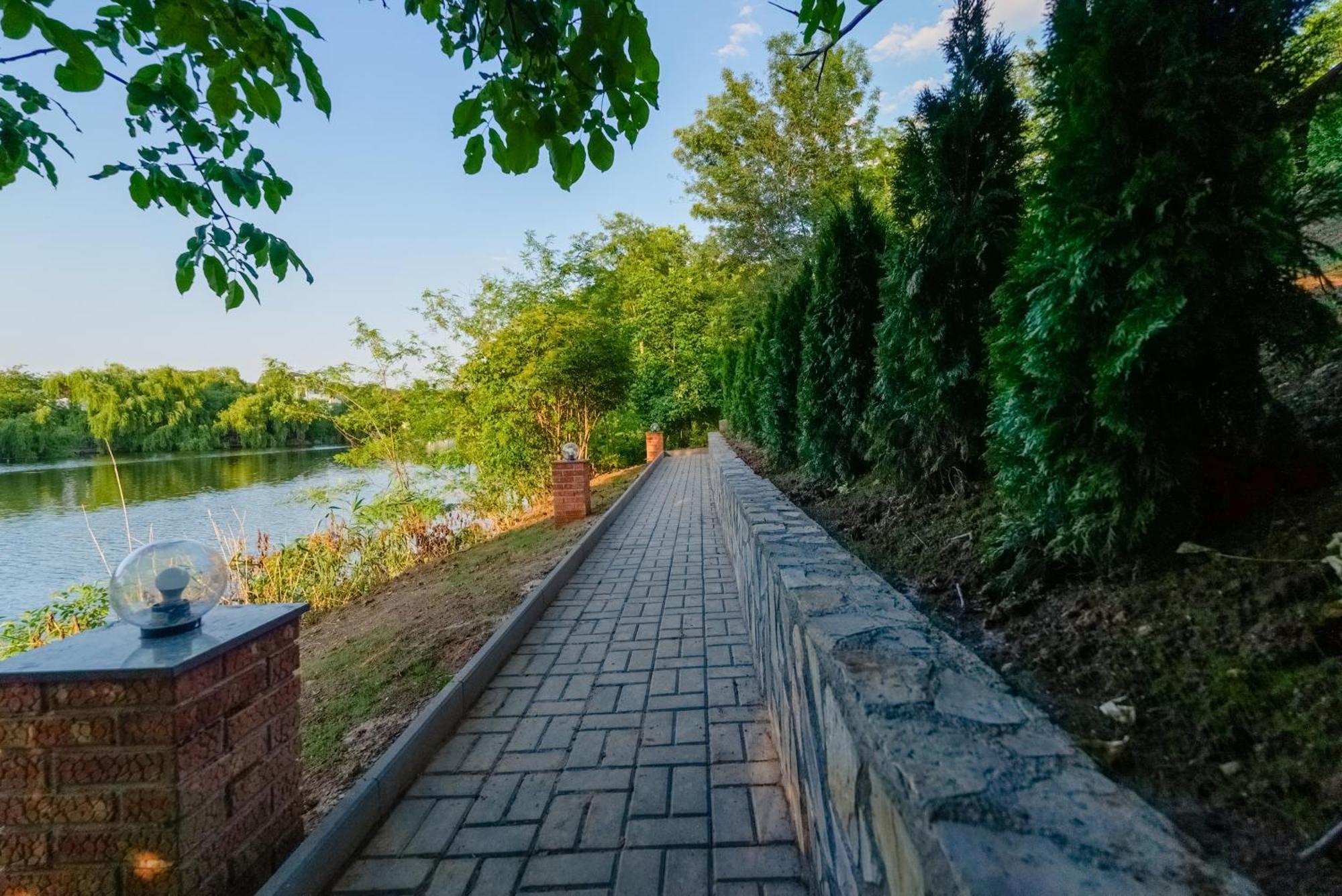 Madison Lake Villa Балотещи Екстериор снимка