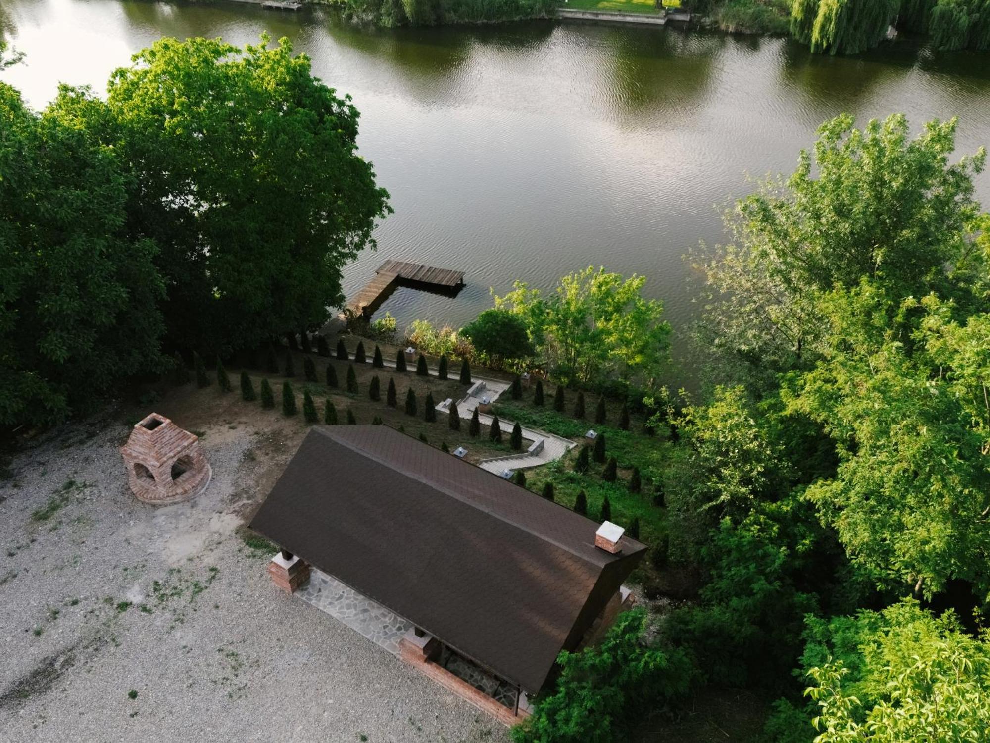 Madison Lake Villa Балотещи Екстериор снимка