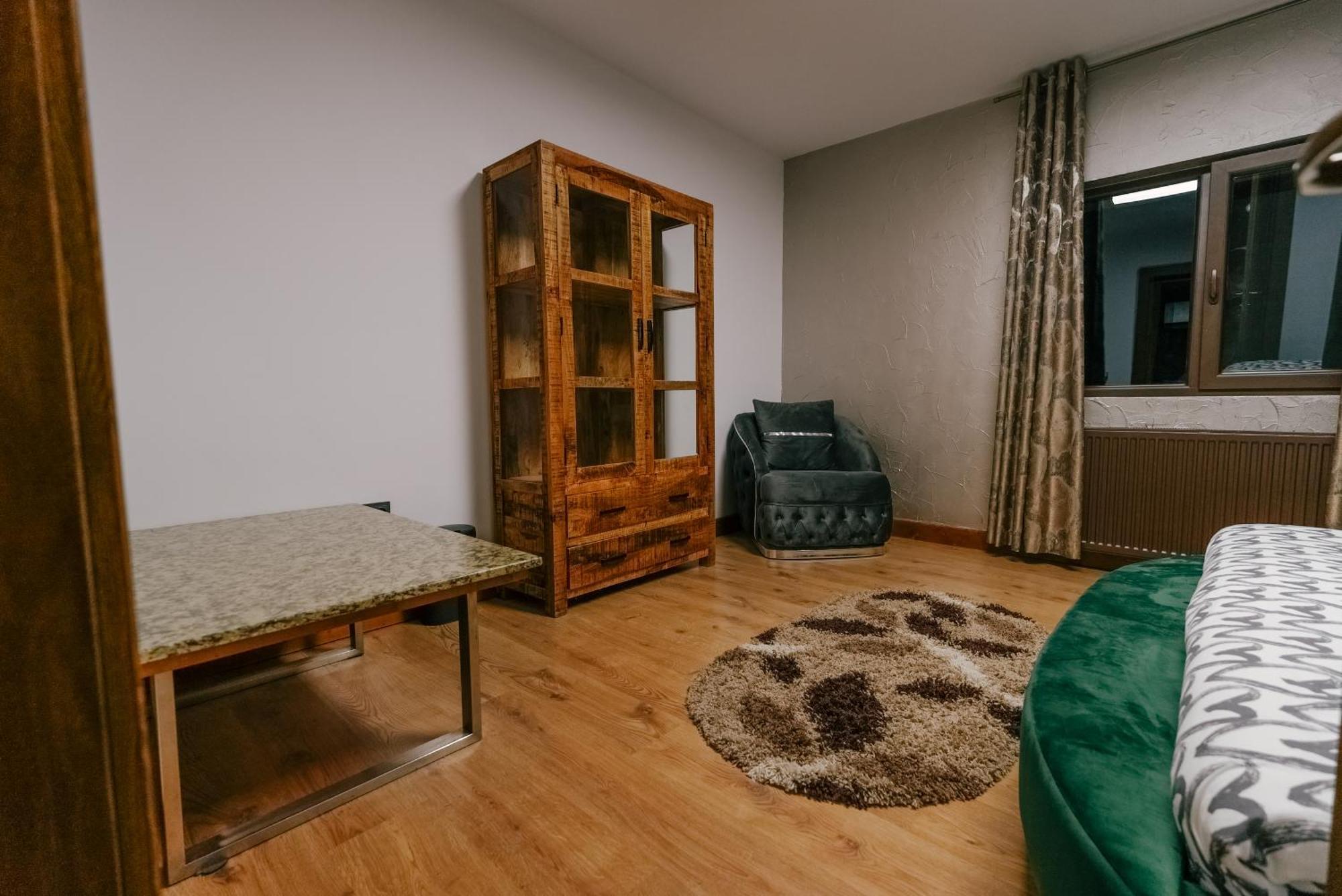 Madison Lake Villa Балотещи Екстериор снимка