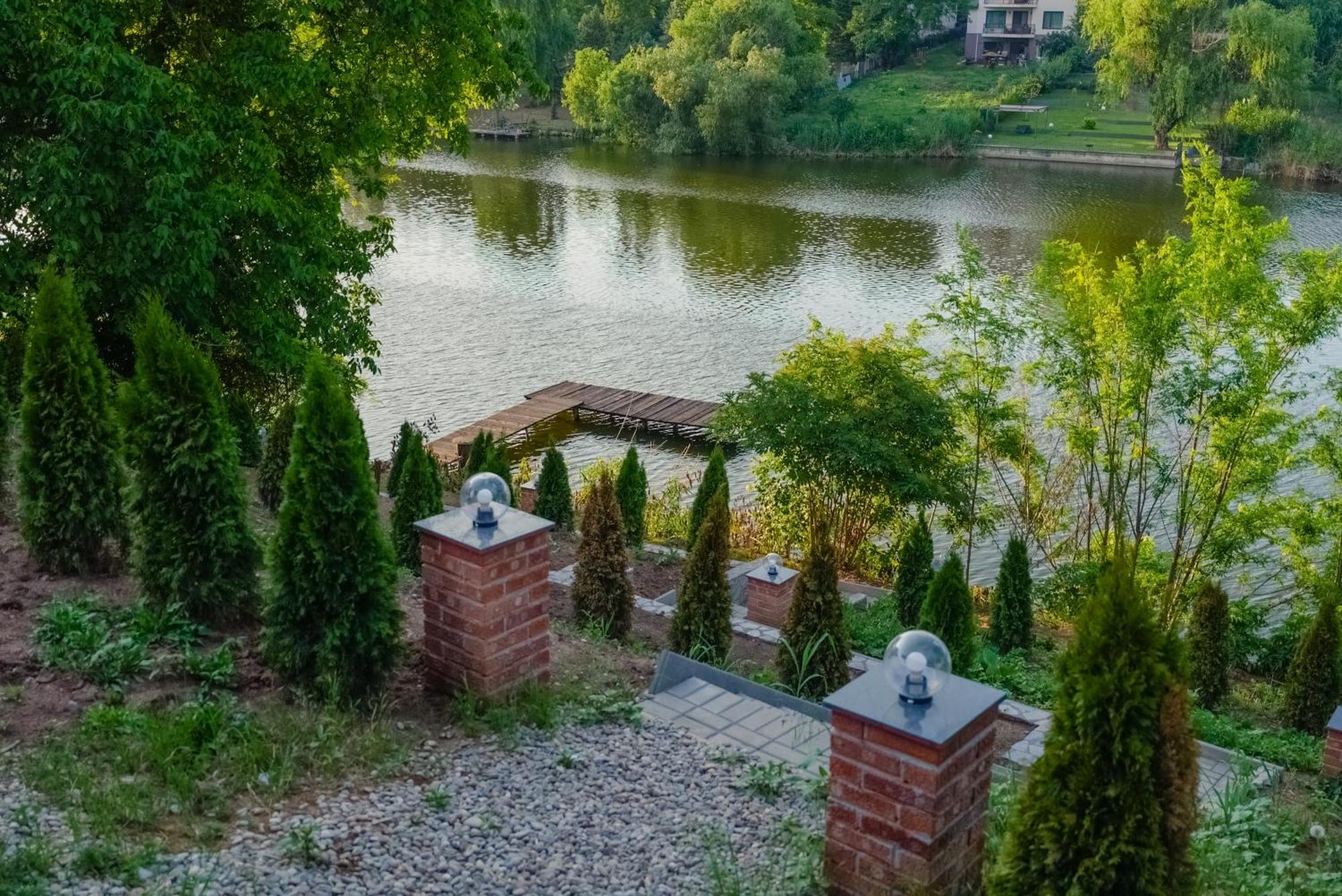 Madison Lake Villa Балотещи Екстериор снимка