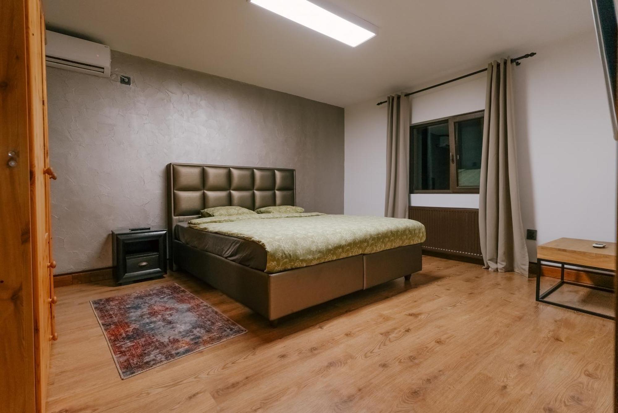 Madison Lake Villa Балотещи Екстериор снимка